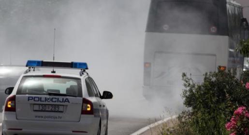 Autobus u potpunosti izgorio, 60 putnika i vozač uspjeli uteći