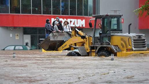 U Žepču alarmantno: Pod vodom centar grada, u selima bujica ruši kuće!